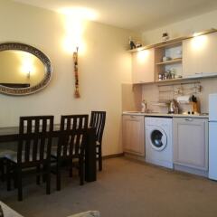 Апартаменты Two Bedroom Apartment with Kitchen в номере