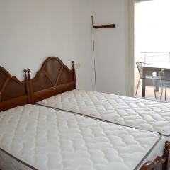 Отель Apartamento 2165 - Mar I Neu 2-6 Испания, Курорт Росес - отзывы, цены и фото номеров - забронировать отель Apartamento 2165 - Mar I Neu 2-6 онлайн комната для гостей фото 2