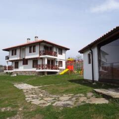 Отель Guest House Ivanini Houses Болгария, Боженци - отзывы, цены и фото номеров - забронировать отель Guest House Ivanini Houses онлайн вид на фасад