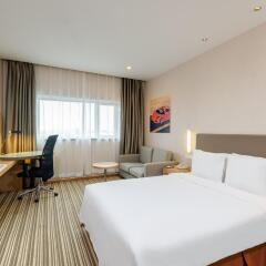 Отель Holiday Inn Express Shanghai New Hongqiao комната для гостей