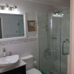 Отель New Kingston Apt at Kensington Court ванная