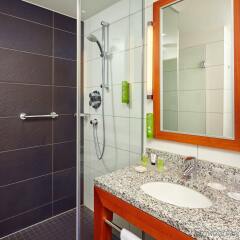 Отель Holiday Inn Berlin-Alexanderplatz Германия, Берлин - 10 отзывов об отеле, цены и фото номеров - забронировать отель Holiday Inn Berlin-Alexanderplatz онлайн ванная