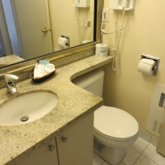 Отель Oceanside Hotel Канада, Ванкувер - отзывы, цены и фото номеров - забронировать отель Oceanside Hotel онлайн ванная
