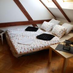 Апартаменты Generous Attic Apartment комната для гостей
