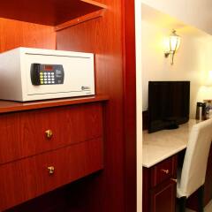 Saffron Hotel сейф в номере