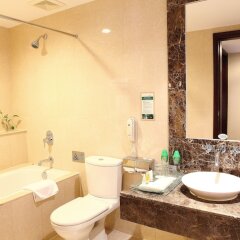 Отель Dong Fang Hotel Китай, Гуанчжоу - 8 отзывов об отеле, цены и фото номеров - забронировать отель Dong Fang Hotel онлайн ванная