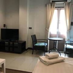 Отель Ratchadamnoen Residence Бангкок комната для гостей фото 5