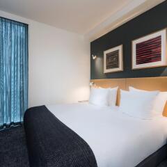 Adina Apartment Hotel Copenhagen сейф в номере