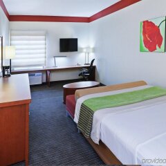 Отель La Quinta Inn & Suites by Wyndham Dallas Love Field США, Даллас - отзывы, цены и фото номеров - забронировать отель La Quinta Inn & Suites by Wyndham Dallas Love Field онлайн комната для гостей