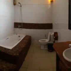 Отель Palace Nyaung Shwe Guest House Мьянма, Хехо - отзывы, цены и фото номеров - забронировать отель Palace Nyaung Shwe Guest House онлайн ванная фото 2