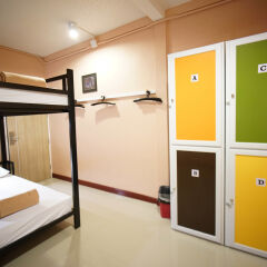 Urban Hostel Bangkok сейф в номере