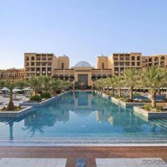 Отель Hilton Ras Al Khaimah Resort & Spa бассейн