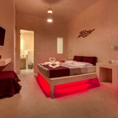 Отель The Muse Of Santorini - Jacuzzi Suites Греция, Остров Санторини - отзывы, цены и фото номеров - забронировать отель The Muse Of Santorini - Jacuzzi Suites онлайн комната для гостей фото 2