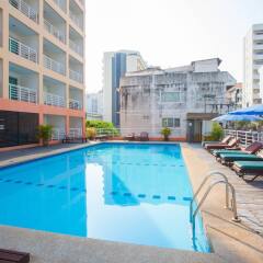 Eastiny Plaza Hotel бассейн