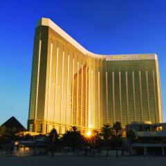 Отель Mandalay Bay Resort And Casino вид на фасад