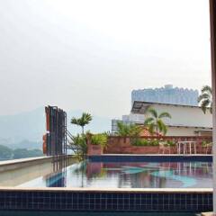 Отель The Krystal Suites, Penang Малайзия, Пенанг - отзывы, цены и фото номеров - забронировать отель The Krystal Suites, Penang онлайн бассейн