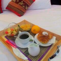 Отель Thana Patong Guesthouse в номере