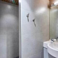 Отель Jacques Brel Youth Hostel Бельгия, Брюссель - отзывы, цены и фото номеров - забронировать отель Jacques Brel Youth Hostel онлайн ванная