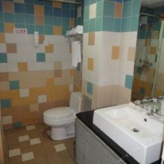 Отель Super House Inn ванная