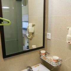 Отель Home Inn (Xi'an Provincial Stadium Metro Station Airport Bus) Китай, Сиань - отзывы, цены и фото номеров - забронировать отель Home Inn (Xi'an Provincial Stadium Metro Station Airport Bus) онлайн ванная