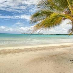 Отель Breezes Grand Resort and Spa пляж