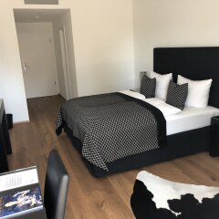Отель Voss Villa сейф в номере