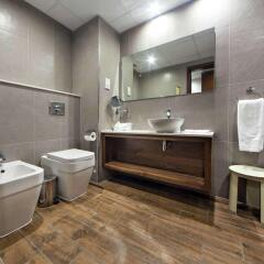 Отель Golden Tulip Vivaldi Hotel Мальта, Сан Джулианс - 2 отзыва об отеле, цены и фото номеров - забронировать отель Golden Tulip Vivaldi Hotel онлайн ванная