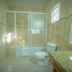 Отель Tropical Escape Villa - 3 Bedroom Ямайка, Монастырь - отзывы, цены и фото номеров - забронировать отель Tropical Escape Villa - 3 Bedroom онлайн ванная фото 2