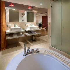 Отель Kruisherenhotel Maastricht Маастрихт ванная