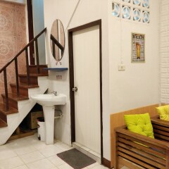 Отель R One 24 7 Hostel Таиланд, Бангкок - отзывы, цены и фото номеров - забронировать отель R One 24 7 Hostel онлайн ванная