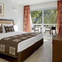 Kfar Maccabiah Hotel and Suites сейф в номере