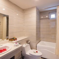 Отель QQ House with balcony and near the beach Вьетнам, Нячанг - отзывы, цены и фото номеров - забронировать отель QQ House with balcony and near the beach онлайн ванная фото 2