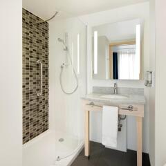 Отель Hampton by Hilton London Docklands ванная фото 2
