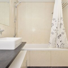Отель Sunny & Bright Amoreiras Apartment Португалия, Лиссабон - отзывы, цены и фото номеров - забронировать отель Sunny & Bright Amoreiras Apartment онлайн ванная