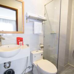 Отель RedDoorz Plus near Tan Son Nhat Airport 2 ванная