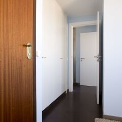Отель At Ease Inn сейф в номере
