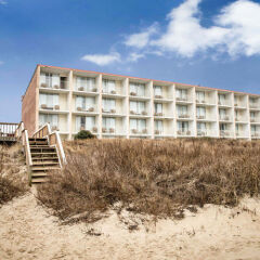 Отель Comfort Inn On the Ocean пляж