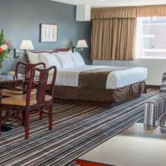 Отель Super 8 Downtown Toronto в номере фото 2