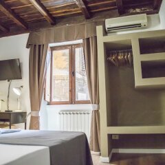 Отель Do-Do Navona Suites сейф в номере