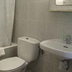 Отель Hostal Bejar Испания, Барселона - отзывы, цены и фото номеров - забронировать отель Hostal Bejar онлайн ванная фото 2