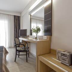 Lagomandra Hotel & Spa сейф в номере