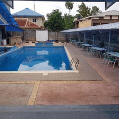 Ozom Hotel Энугу бассейн