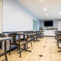 Отель Quality Inn and Suites North/Polaris питание фото 2