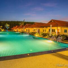 Отель Phuket Airport Villa бассейн