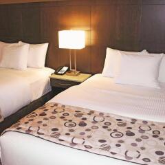 Отель La Quinta Inn & Suites Oshawa комната для гостей фото 2