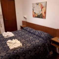 Hotel Emanuela сейф в номере