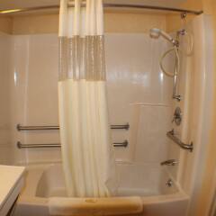 Отель All Seasons Inn and Suites ванная фото 2