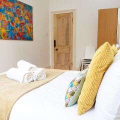 Отель Charming 2-bedroom apt in the Heart of West End Глазго комната для гостей фото 4