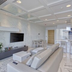 Отель Luxury Apt Ocean Views in Tigne Point, With Pool Мальта, Слима - отзывы, цены и фото номеров - забронировать отель Luxury Apt Ocean Views in Tigne Point, With Pool онлайн комната для гостей фото 3