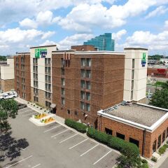 Отель Holiday Inn Express & Suites Bloomington - Mpls Arpt Area West Блумингтон парковка